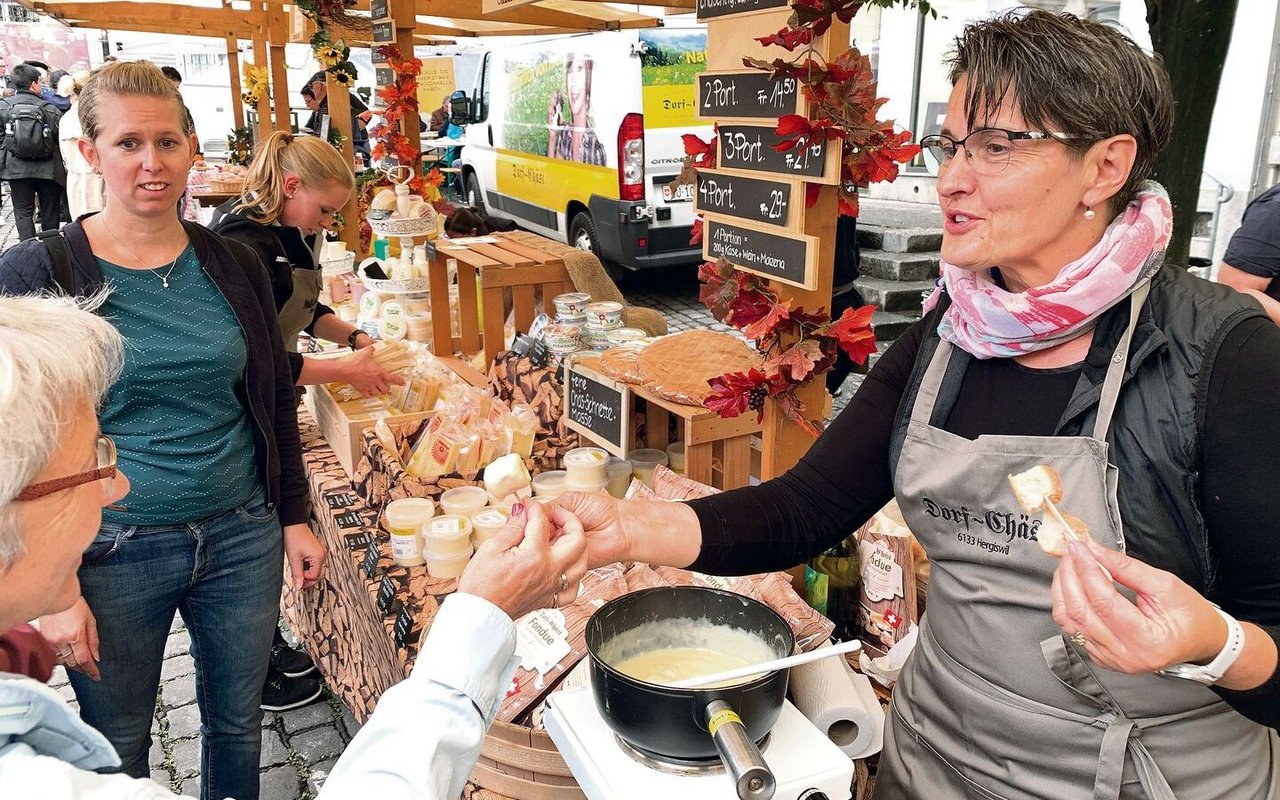 Helen Kaufmann vom Trägerverein Cheese-Festival (r.) bot von der Dorfkäserei Hergiswil bei Willisau Fondue an. 