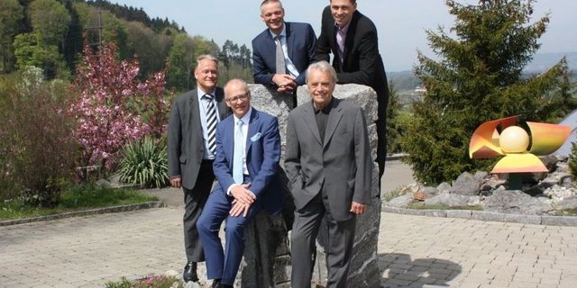 Der Verwaltungsrat der Züger Frischkäse AG: Hintere Reihe: Christof Züger, Markus Züger. Vordere Reihe: Benno Andermatt, Martin Gehrer, Adolf Birker. (Bild zVg)