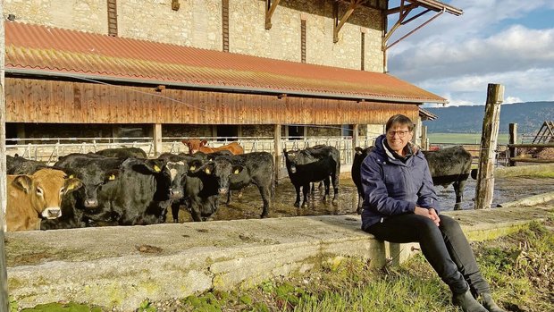 Anne Challandes mit Anne Challandes mit den Rindern der Mutterkuhherde. Im Aussendienst ist sie auf dem aussichtsreichen Betrieb im Val-de-Ruz nicht mehr tätig, sie betreut aber weiterhin die Buchhaltung und die Post.