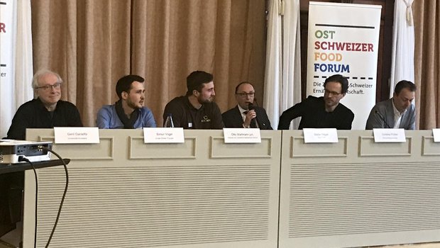 v.l.n.r.: Physiker Gerd Ganteför, Simon Vogel von den Jungen Grünen, Landwirt Otto Wartmann jun., Moderator Stefan Nägeli, Wirtschaftspsychologe Christian Fichter und Markus Hämmerli von Fenaco (Bild Alexandra Stückelberger)