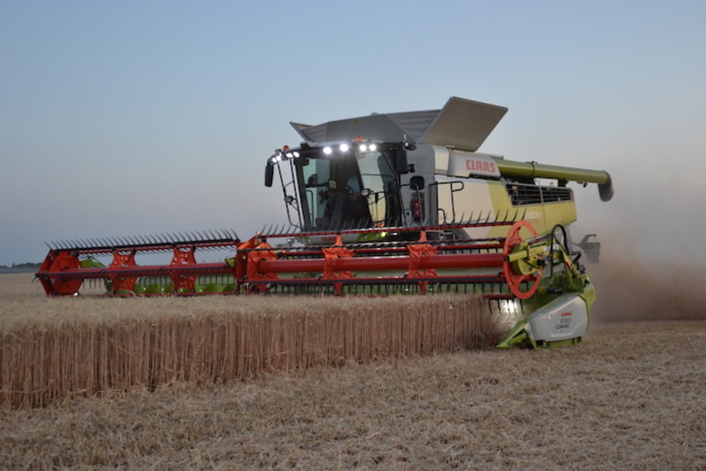 Der neue Lexion 6900 im Feldeinsatz. Dieser Mähdrescher besitzt sechs Schüttler zur Kornabscheidung. (Bilder drt)