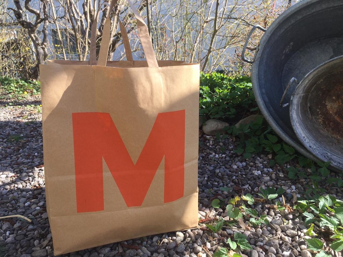 Trotz Corona-bedingten Einbrüchen bei Gastronomie und Reisen steht die Migros finanziell auch 2020 auf der sonnigen Seite. (Bild jsc)