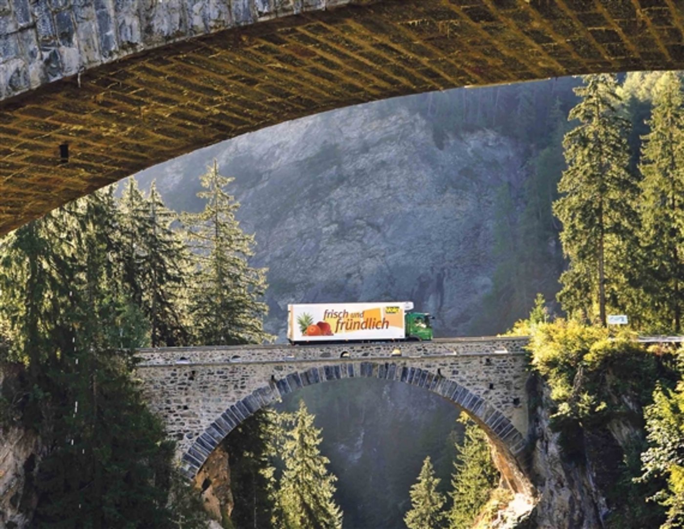 Ein Volg-Lastwagen unterwegs: Die Tochter des Agrarkonzerns Fenaco ist auf Dorfläden und Kleinflächen spezialisiert. (Bild Fenaco)