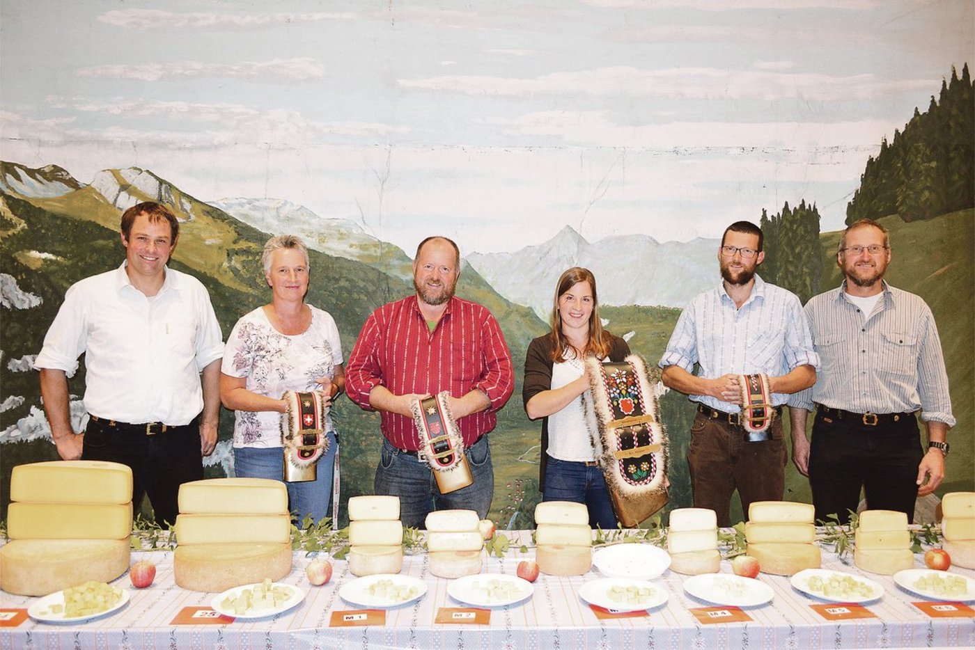 Jury-Obmann Christoph Mächler mit den Tagessiegerinnen und -siegern. (Bild Guido Bürgler)