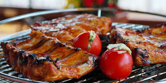 Auf dem Grill der Schweizer liegt sehr häufig Schweinefleisch. (Bild Pixabay)