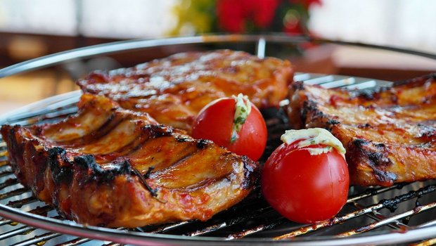 Suisseporcs: Das Angebot an Schweizer Schweinefleisch würde massiv sinken Auf dem Grill der Schweizer liegt sehr häufig Schweinefleisch. (Bild Pixabay)