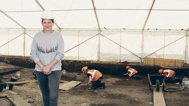 Archäologin Corinne Archäologin Corinne Juon vom Kantonalen Amt für Archäologie auf der Fundstätte in Naters, einer Siedlung aus dem Mittelneolithikum.