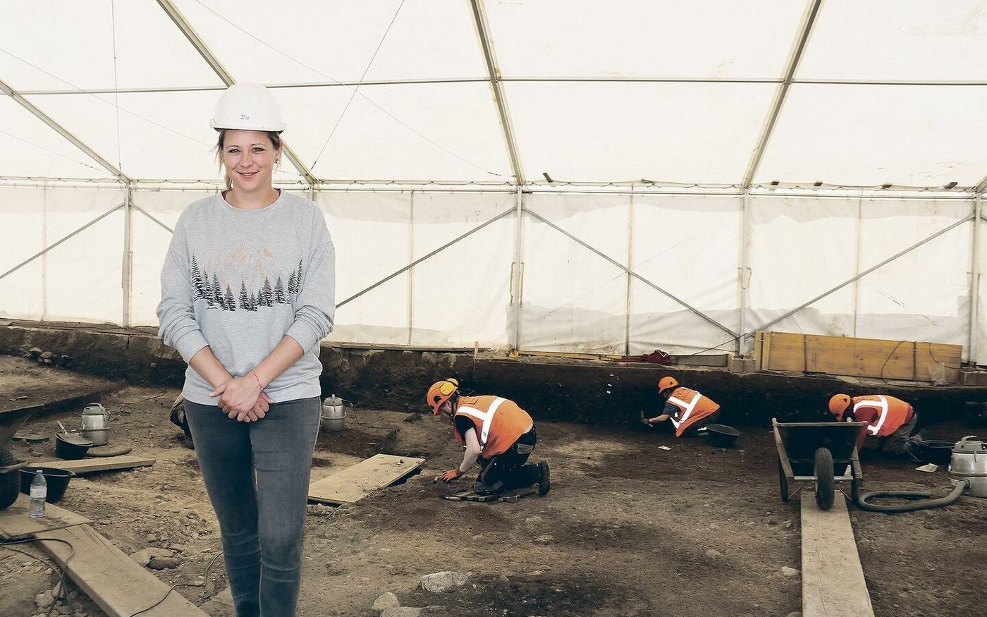 Archäologin Corinne Juon vom Kantonalen Amt für Archäologie auf der Fundstätte in Naters, einer Siedlung aus dem Mittelneolithikum.
