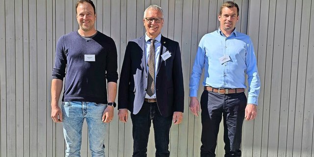 Der Vorstand des Schweizer Geflügelproduzentenverbandes wird mit Nachwuchs verstärkt: Präsident Adrian Waldvogel (Mitte) bekommt neu Unterstützung von Erich Jungo (rechts) und Simon Pflugshaupt.