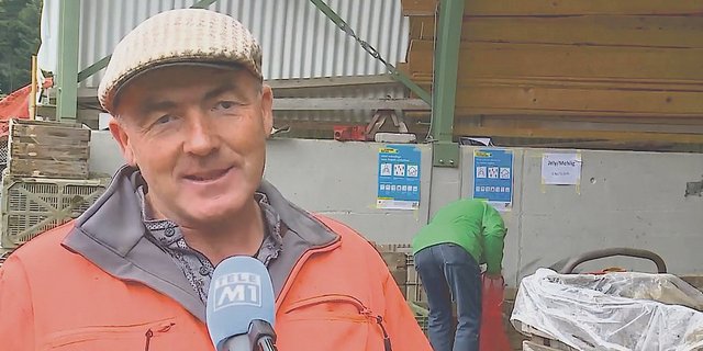 Biobauer Walter Maurer bot auf der Facebook-Seite «Rettet die Ernte vor dem Müll» 45 Tonnen Biokartoffeln zum Verkauf an. Sie entsprachen nicht der Norm, die Leute kauften trotzdem. (Bild Tele M1)
