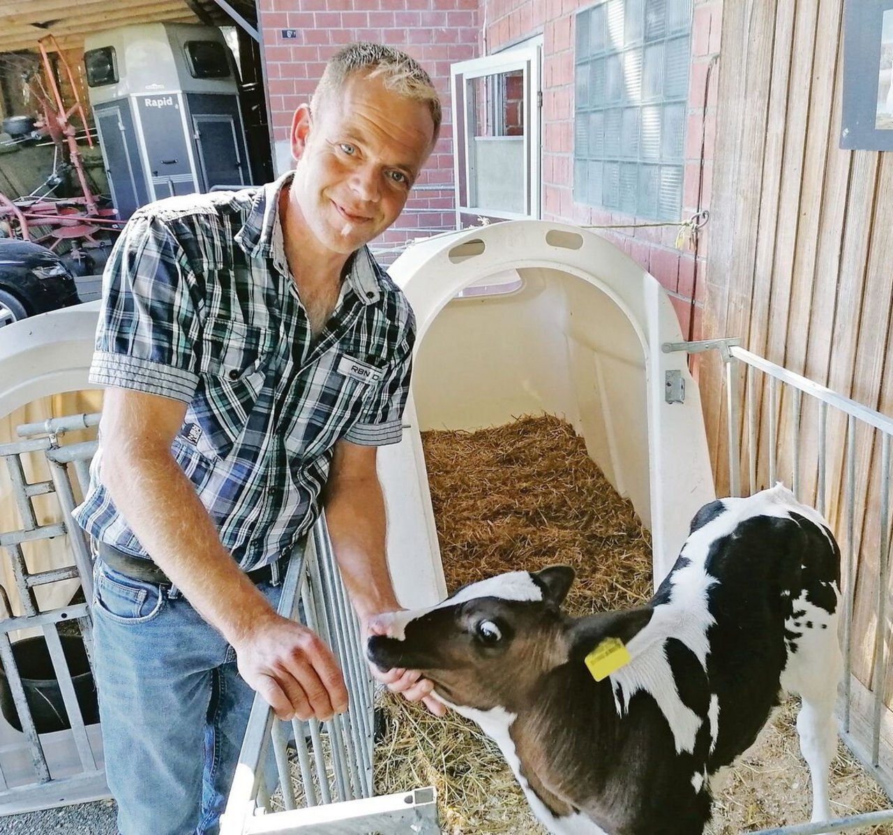 Werner Dennlers Aufzuchtkälber werden auf dem Betrieb von den Eltern betreut, sobald sie keine Milch mehr brauchen.