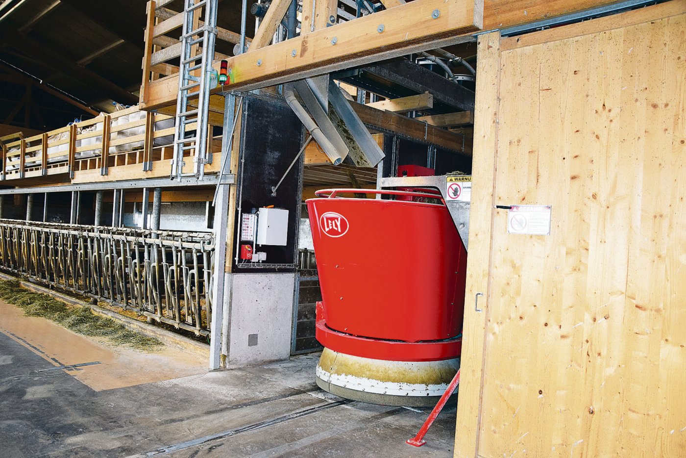 Der Vector Misch- und Fütterungsroboter in der sogenannten Futterküche: Hier holt sich der Roboter die verschiedenen Futterkomponenten – von der Silage über das Dürrfutter bis zum Kraftfutter.