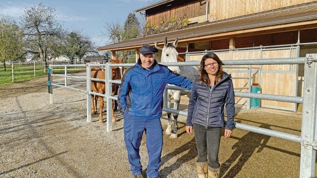 Landwirt Jürg Leuenberger und die pferdepsychologische Verhaltenstherapeutin Gabi Winistörfer vor der Integrations- und Krankenbox ihrer neuen Anlage im solothurnischen Subingen. Sie haben sich für die Aktion «Der Gute Stall» angemeldet. 
