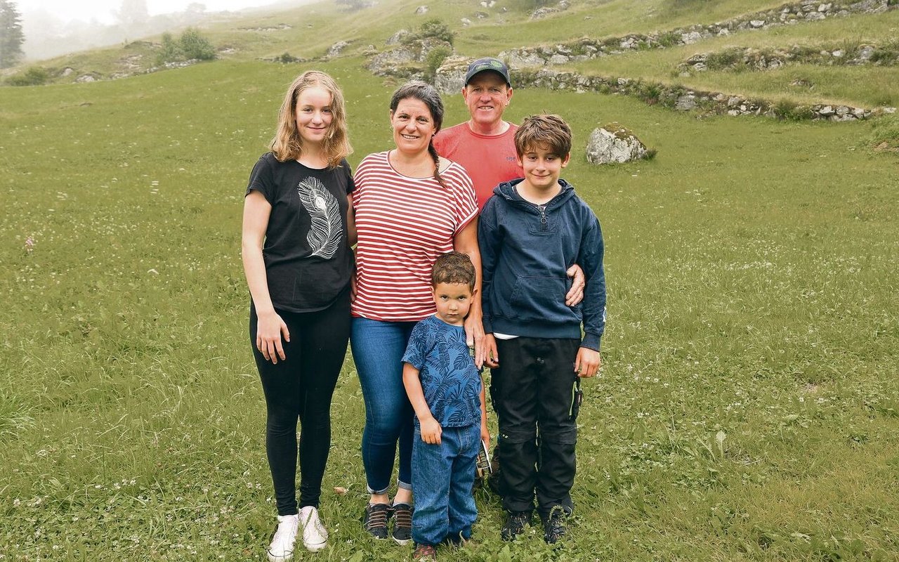 Amy Baumann mit ihrem Mann René und ihren Kindern Ladina, Cornel und dem Jüngsten, Julian.