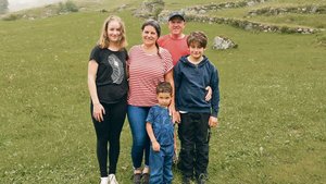 Amy Baumann mit ihre Amy Baumann mit ihrem Mann René und ihren Kindern Ladina, Cornel und dem Jüngsten, Julian.