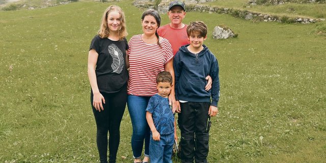 Amy Baumann mit ihrem Mann René und ihren Kindern Ladina, Cornel und dem Jüngsten, Julian.