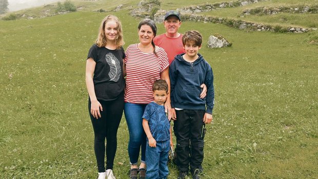 Amy Baumann mit ihrem Mann René und ihren Kindern Ladina, Cornel und dem Jüngsten, Julian.