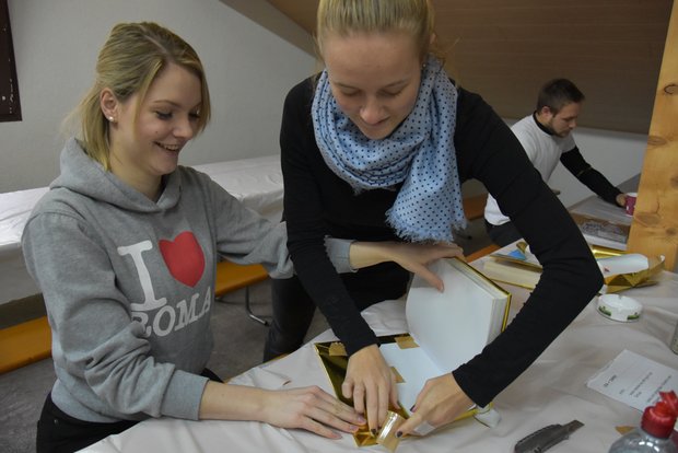 Helferinnen bereiten das goldene Buch für den Samichlaus vor. 