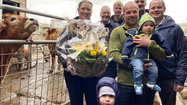 Agrisano begrüsst ihre 150'000. Kundin Die 150'000. Agrisano-Kundin Sandy Schenker mit Francis Egger (Agrisano-Präsident), Andreas Schwab (Solothurner Bauernverband, SOBV), Thomas Schenker mit Sohn Diego und Tochter Mia, Agrisano-CEO Christian Scharpf und der SOBV-Versicherungsberater Simon Stettler (v.l.n.r.). (Bild akr)