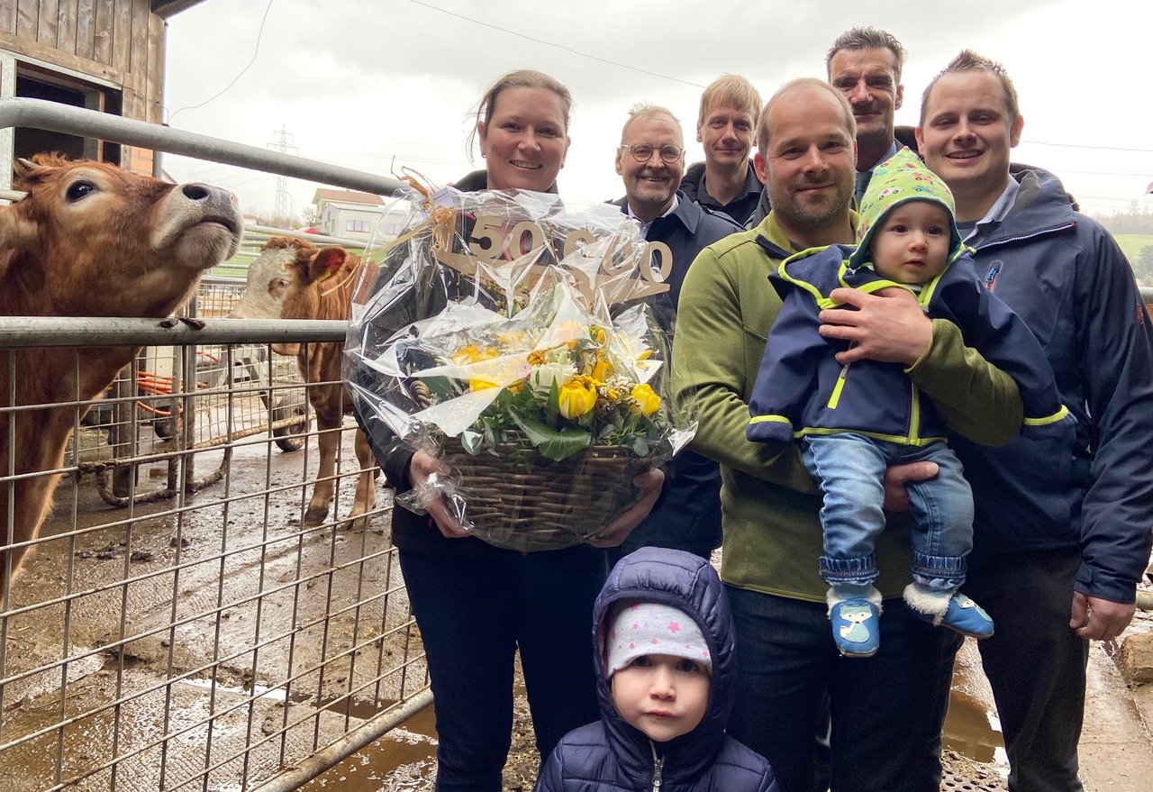 Die 150'000. Agrisano-Kundin Sandy Schenker mit Francis Egger (Agrisano-Präsident), Andreas Schwab (Solothurner Bauernverband, SOBV), Thomas Schenker mit Sohn Diego und Tochter Mia, Agrisano-CEO Christian Scharpf und der SOBV-Versicherungsberater Simon Stettler (v.l.n.r.). (Bild akr)