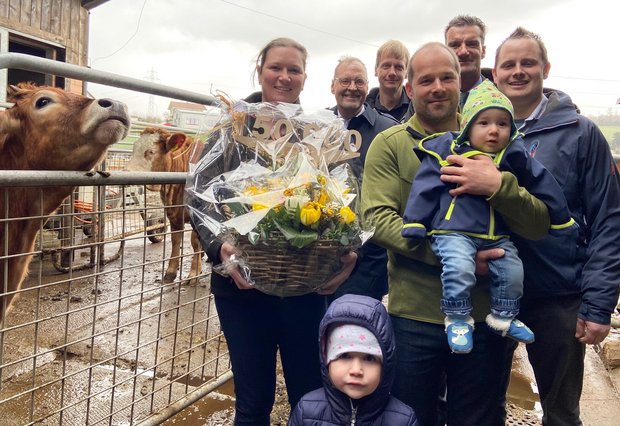 Agrisano begrüsst ihre 150'000. Kundin Die 150'000. Agrisano-Kundin Sandy Schenker mit Francis Egger (Agrisano-Präsident), Andreas Schwab (Solothurner Bauernverband, SOBV), Thomas Schenker mit Sohn Diego und Tochter Mia, Agrisano-CEO Christian Scharpf und der SOBV-Versicherungsberater Simon Stettler (v.l.n.r.). (Bild akr)