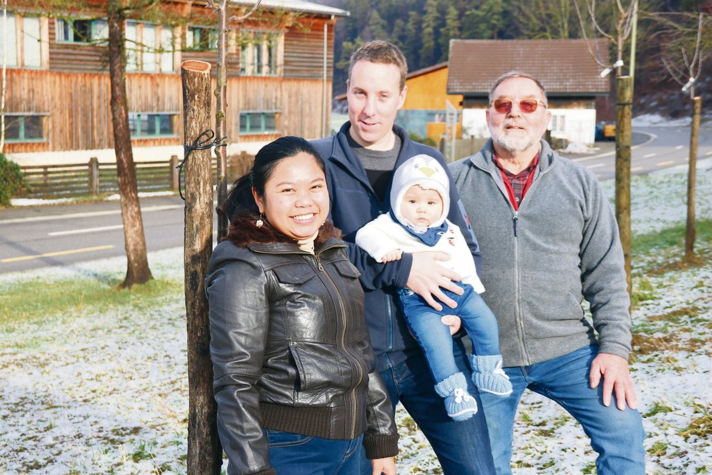 Hans Häfelfinger mit seinem Sohn Niklaus und dessen Frau April mit dem gemeinsamen Sohn Fabian.(Bild Benildis Bentolila)