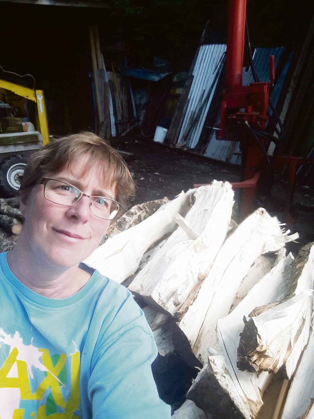 Holz für kältere Tage: Margrith Gisler. (Bild Selfie)