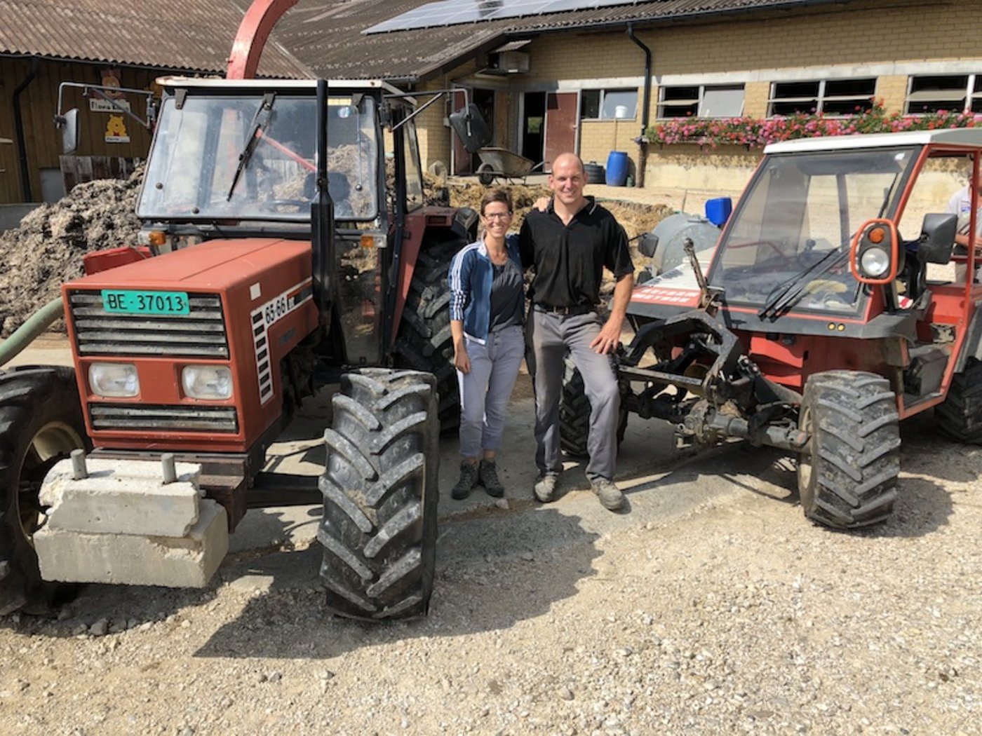 Hinter den Kulissen: Die BauernZeitungs-Redaktorin Esther Thalmann wollte unbedingt ein Fanbild mit Bruno Gisler und seinem Traktor und Hoflader, die mitten auf dem Hofplatz standen.