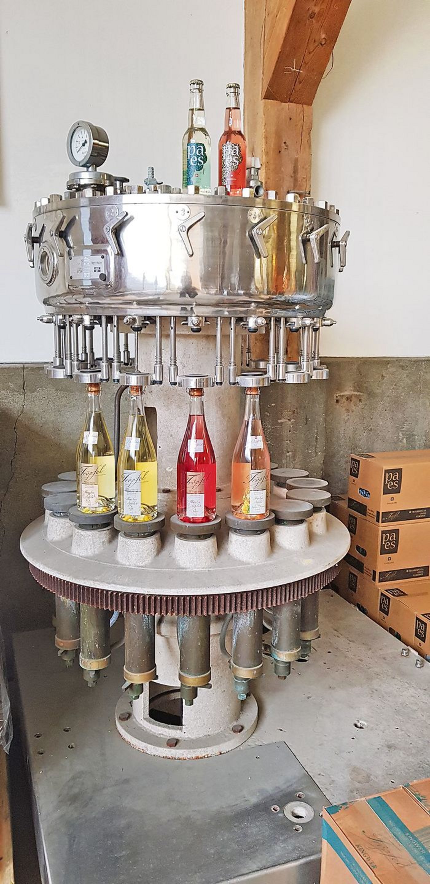 Die erste Abfüllanlage hat am Firmensitz immer noch ihren festen Platz, auch wenn sie nicht mehr in Betrieb ist.(Bild Tröpfel GmbH)