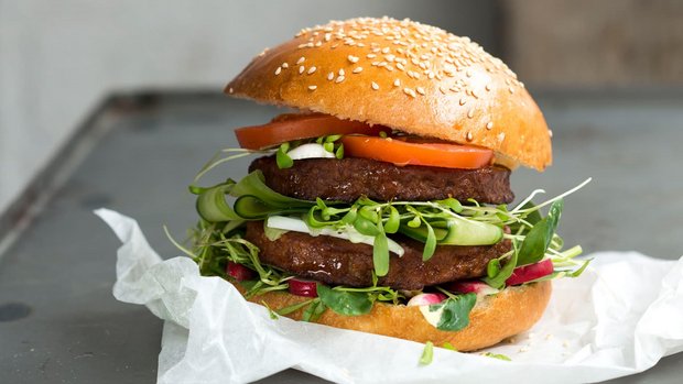 Die übernommene Firma stellt pflanzenbasierte Burger her. (Bild zVg)
