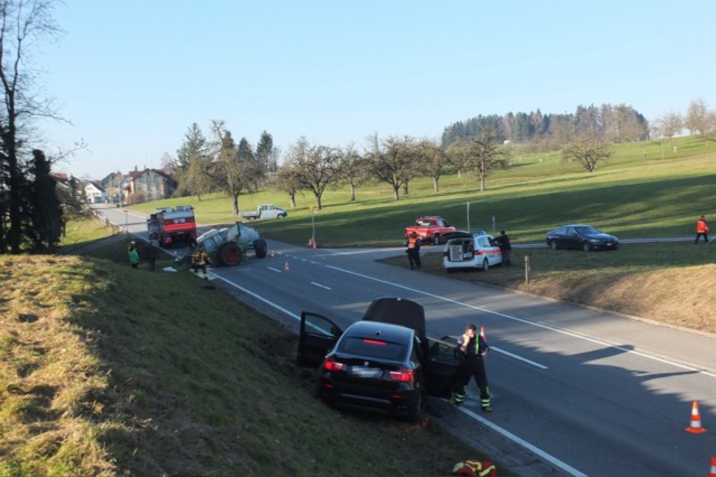Zum Unfall kam es bei einem Überholmanöver. (Bilder Kapo SG)