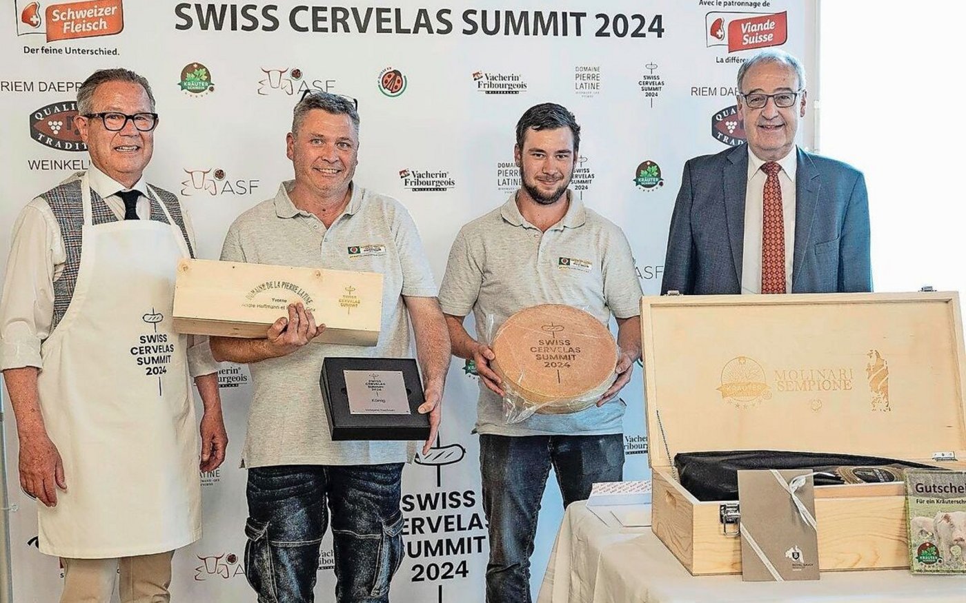 Hans-Ruedi Gerber, Initiant des Swiss Cervelas Summit, Gesamtsieger Matthias und Sandro Nussbaum und Bundesrat Guy Parmelin (v. l. n. r.) bei der Preisübergabe.