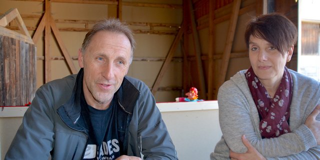Das Landwirt-Ehepaar Bättig im Gespräch, im Inneren ihres Fasnachtswagens.