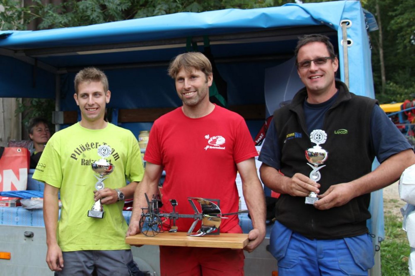 Zum siebten Mal wurde Beat Sprenger (Mitte) Schweizer Meister im Wettpflügen. Zweiter wurde Marco Angst aus Wil ZH (links) und dritter wurde Toni Stadelmann aus Liestal BL. Stadelmann wurde 2007 Schweizer Meister. (Bilder Hans Rüssli)