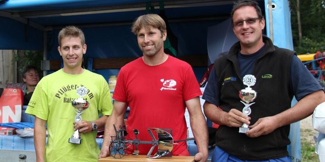 Zum siebten Mal wurde Beat Sprenger (Mitte) Schweizer Meister im Wettpflügen. Zweiter wurde Marco Angst aus Wil ZH (links) und dritter wurde Toni Stadelmann aus Liestal BL. Stadelmann wurde 2007 Schweizer Meister. (Bilder Hans Rüssli)