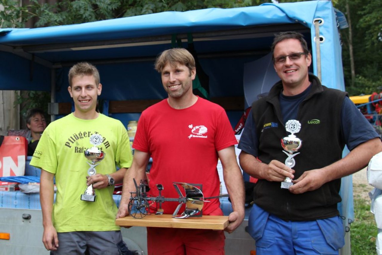 Zum siebten Mal wurde Beat Sprenger (Mitte) Schweizer Meister im Wettpflügen. Zweiter wurde Marco Angst aus Wil ZH (links) und dritter wurde Toni Stadelmann aus Liestal BL. Stadelmann wurde 2007 Schweizer Meister. (Bilder Hans Rüssli)