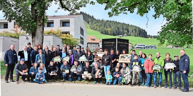Die geehrten Züchterinnen und Züchter mit Swissherdbook-Präsident Markus Gerber (r.) und Direktor Michel Geinoz (l.) sowie Stefan Schumacher (2. v. l.), dem OK-Präsidenten des Anlasses.