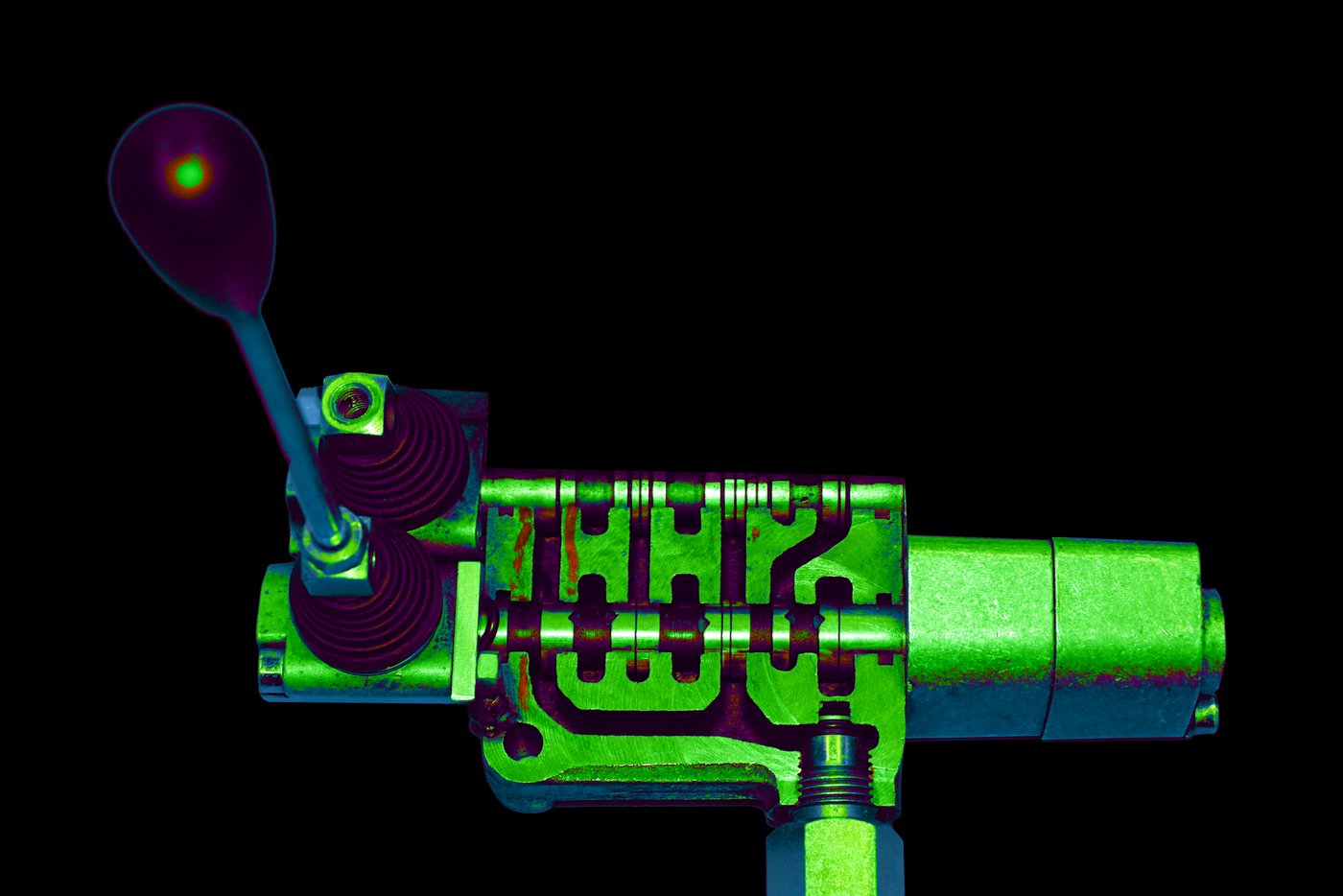 Hier wird der Ventilschieber mit einem Hebel von Hand bedient.