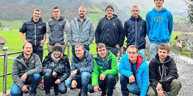 Die zwölf Absolventen der Ausbildung zum Agrarpraktiker EBA in Giswil. 