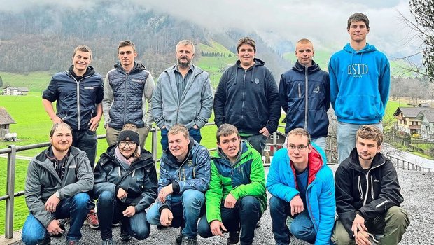 Die zwölf Absolventen der Ausbildung zum Agrarpraktiker EBA in Giswil. 