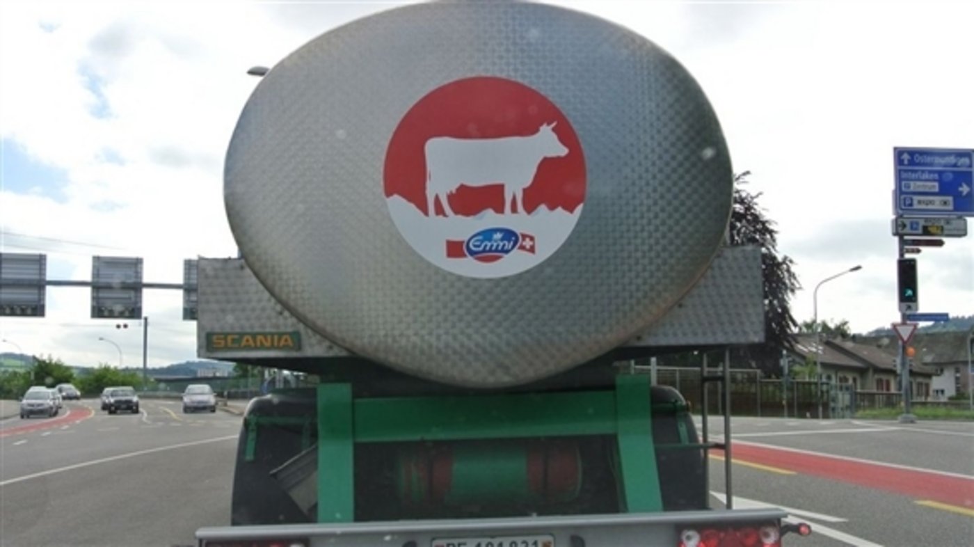 Emmi will der Milchschwemme mit einem freiwilligen Lieferverzicht begegnen. (Bild BauZ)