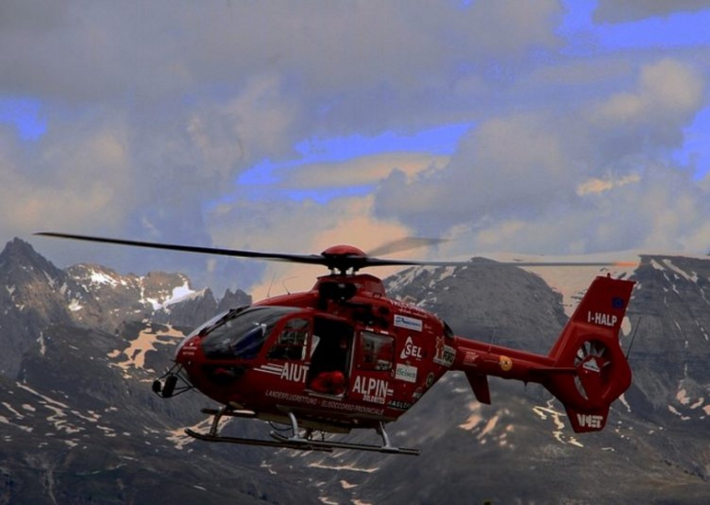 Ein Notarztteam im Rettungshelikopter Aiut Alpin flog den Schwerverletzten in das Krankenhaus nach Bozen. (Bild Pixabay)
