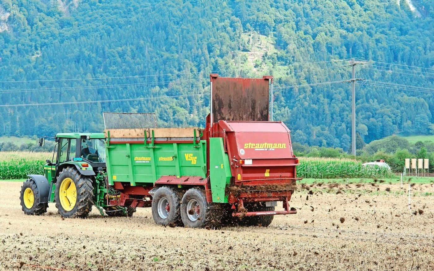 Eine der vorgesehenen Massnahmen zur Ammoniakreduktion: «Mist auf Ackerflächen rasch einarbeiten.» 