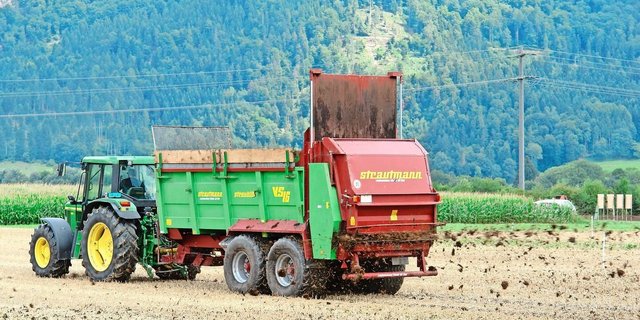 Eine der vorgesehenen Massnahmen zur Ammoniakreduktion: «Mist auf Ackerflächen rasch einarbeiten.» 