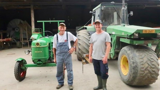 Hans Heiri (links) und Michael Büchi sind richtige Traktorenfans. Der Oldtimer ist ein Geburtstags-Geschenk vom Sohn zum 70. und das Dreirad ein Eigenbau des Seniors. (Bilder Esther Thalmann)