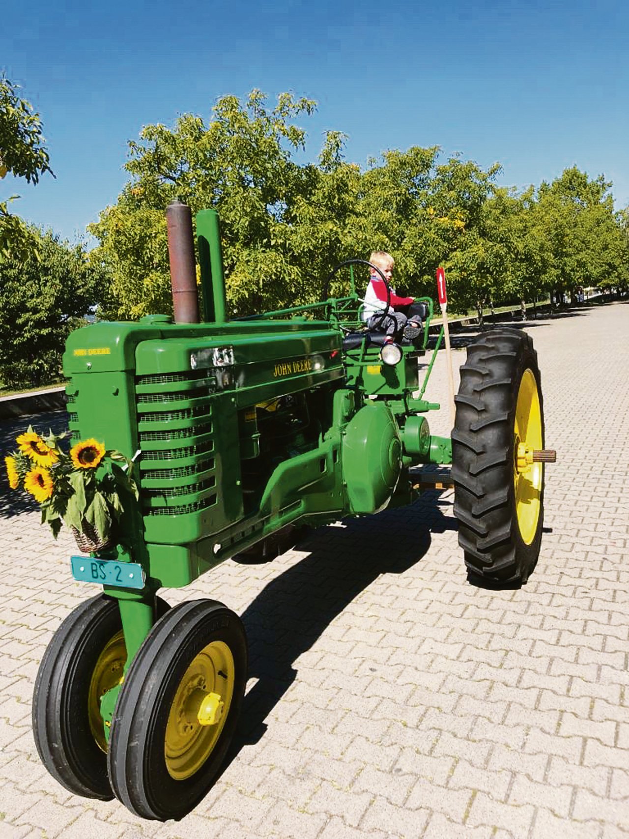 Der John Deere von 1949 stammt aus den USA, wo er vermutlich als Hacktraktor auf einer Plantage eingesetzt wurde. (Bild Markus Fischer)