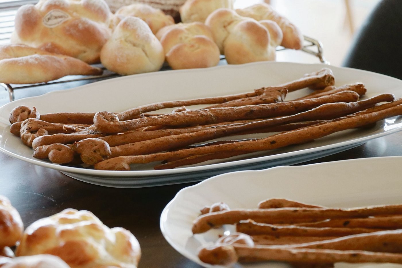 Focaccia, Wähe, Brot und Brötchen, Grissini und vieles mehr: Dinkelmehl ist vielseitig einsetzbar. Liebhaberinnen schwärmen von der «Chuscht» und Bekömmlichkeit des alten Getreides. (Bilder Ruth Aerni)