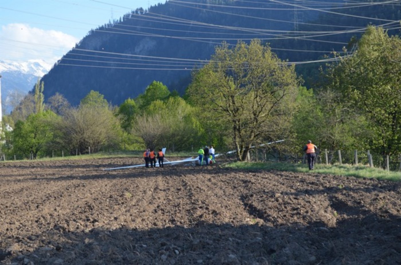 Vor dem Absturz kollidierte das Flugzeug mit einem Baum.