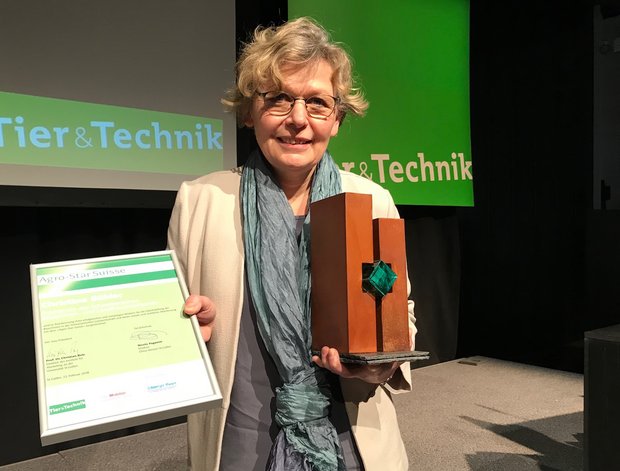 Einer der gesellschaftlichen Höhepunkte der diesjährigen Tier & Technik: Christine Bühler wurde mit dem Agro-Star Suisse ausgezeichnet. (Bild Adrian Krebs)