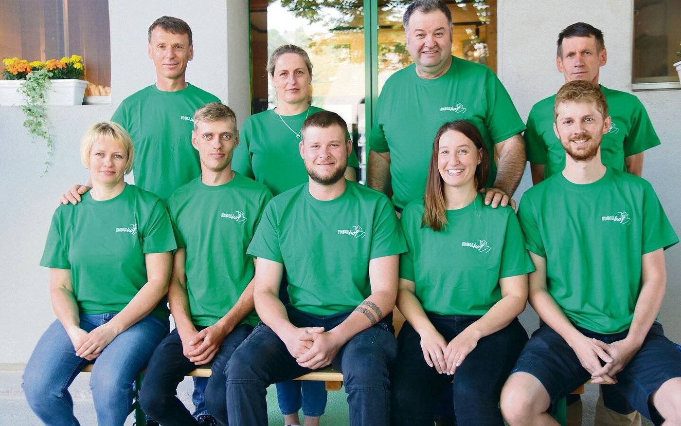 Die Familie Weber und ihre treuen, teils langjährigen Angestellten präsentieren sich am Hoffest stolz vor dem neuen Hofladen.